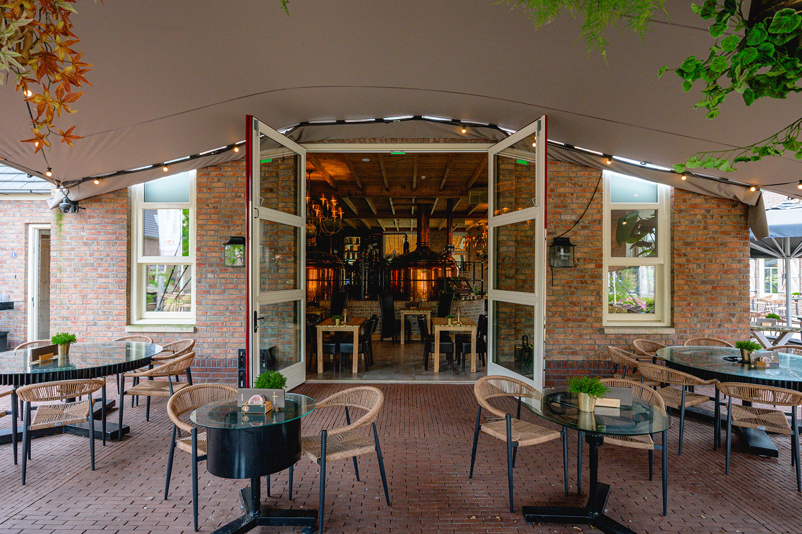 Terrasse de l’hôtel-restaurant sous la toile vue depuis la place